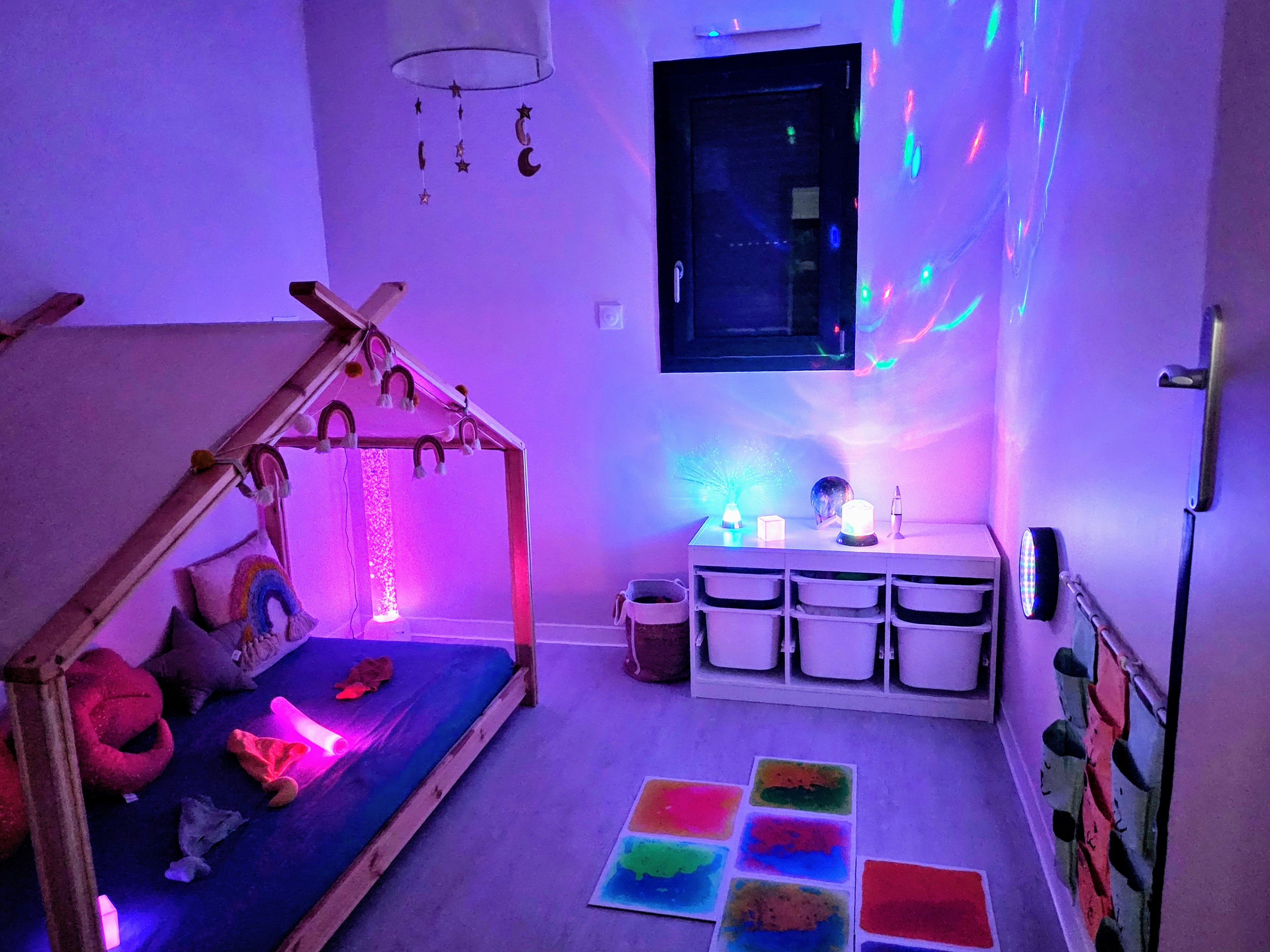 Espace de jeux aménagé à la micro-crèche Les Petits Bouchons de Waben